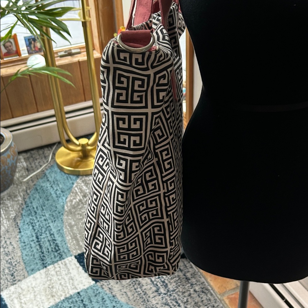 Chic Black and White Patterned Tote with Pink Handles (EUC) - Picture 5 of 14